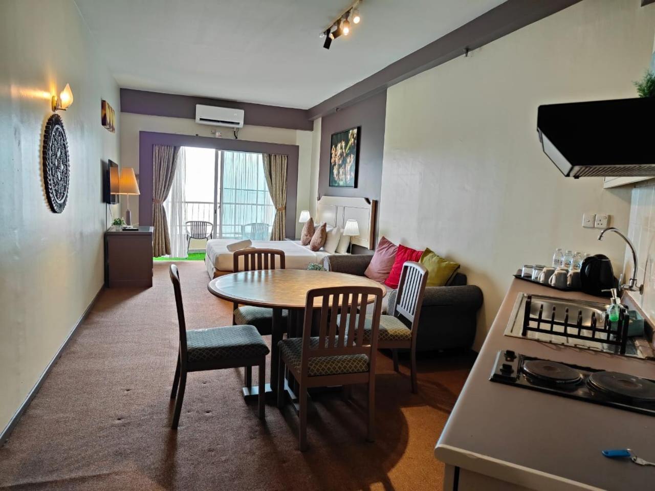 Rainbow Paradise Beachfront Penang Tanjung Bungah  Room photo